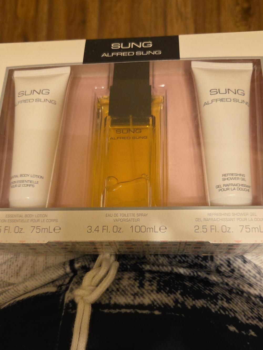 ALFRED SUNG skincare and fragrance set - White & Gold